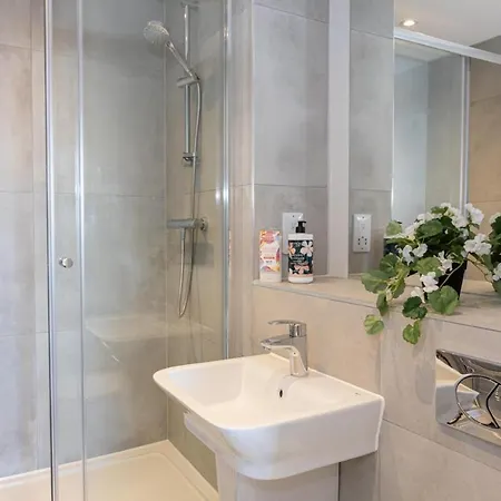 Contemporary 3 Bedrooms Apartment Manchester City Exterior photo